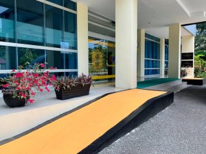 Step Lobby untuk Kursi Roda